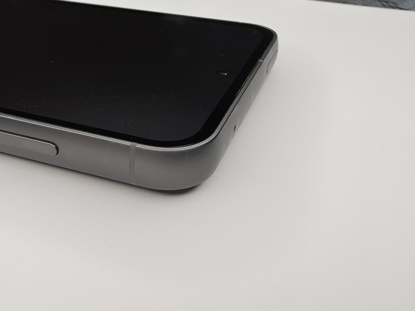 Samsung Galaxy S23 FE corner close-up