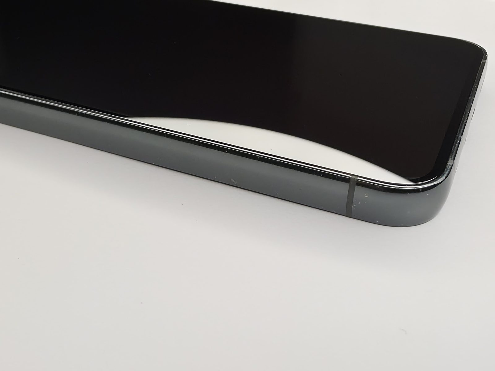 Samsung Galaxy S23+ edge detail