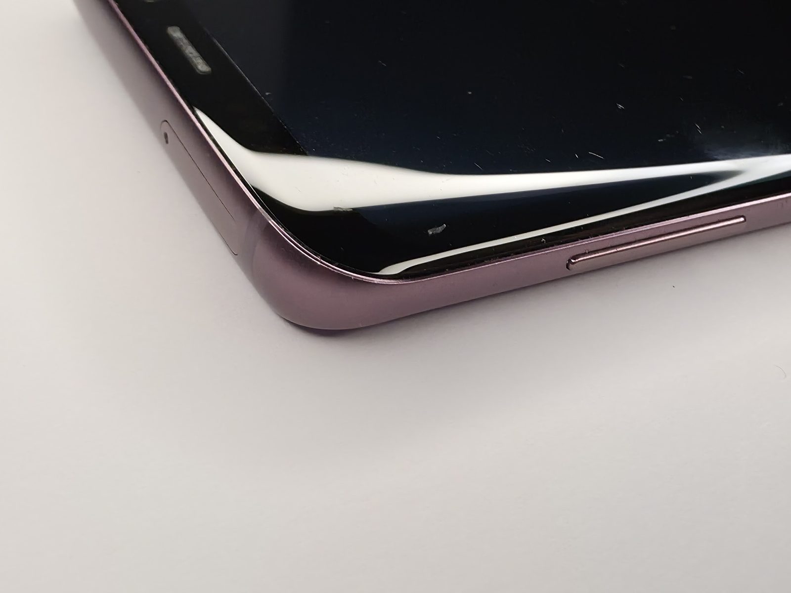 Samsung Galaxy S9+ corner detail