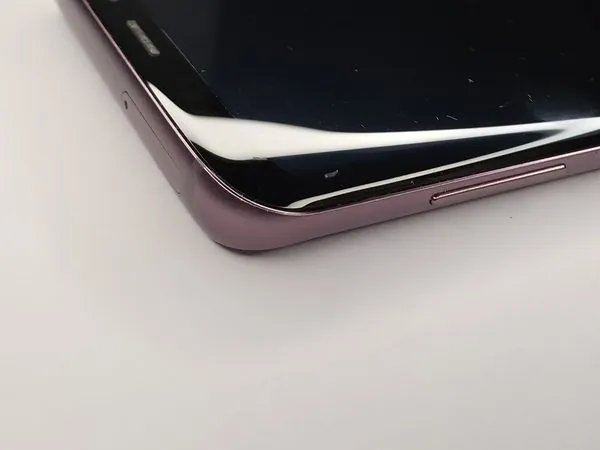 Samsung Galaxy S9+ corner detail