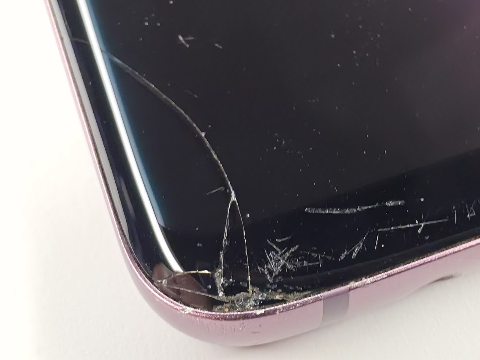 Samsung Galaxy S9+ screen crack close-up